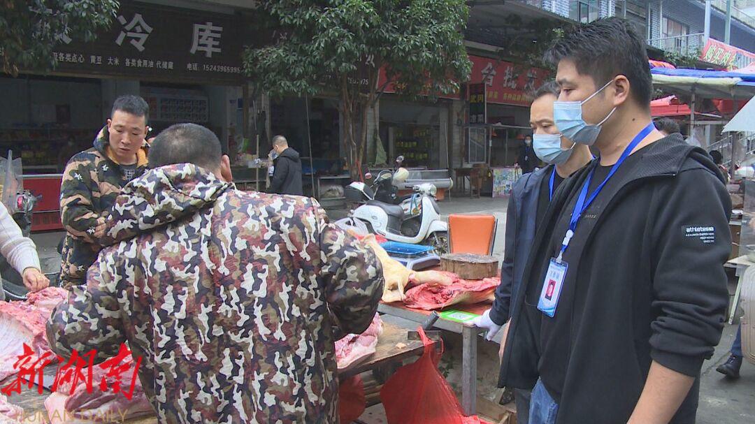 县城管局开展新儒林农贸市场整治行动_邵阳头条网